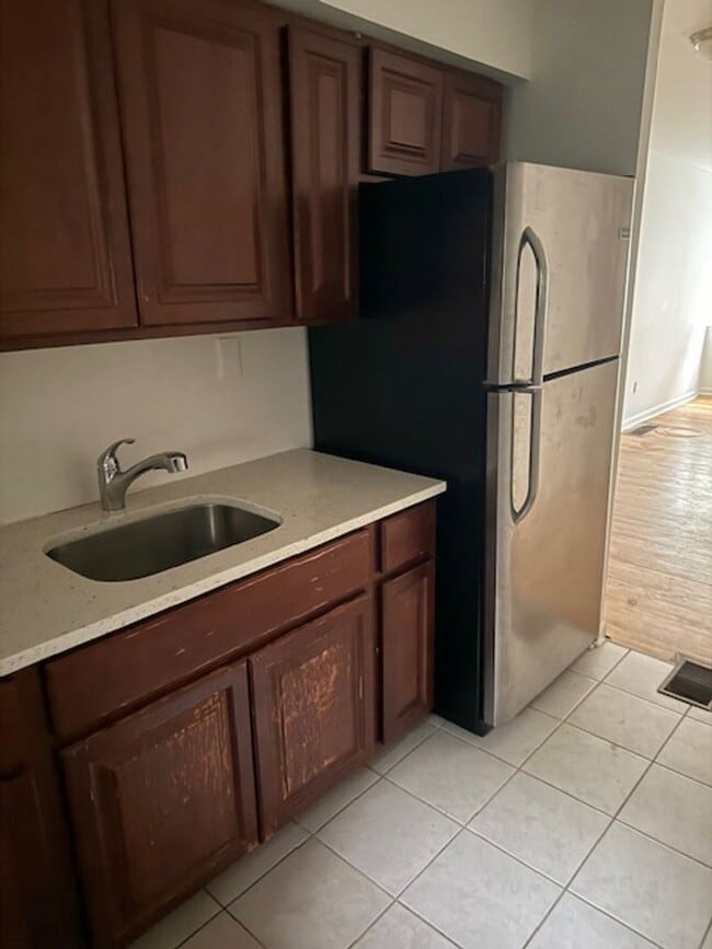 Foto del edificio - Renovated 2-Bedroom Apartment with Backyar...