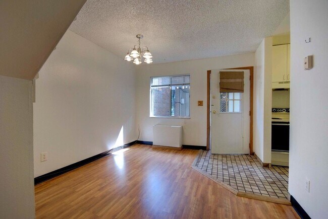 Building Photo - PRE-LEASE! 2 bed 1.5 Bath Condo at The Wimbledon!