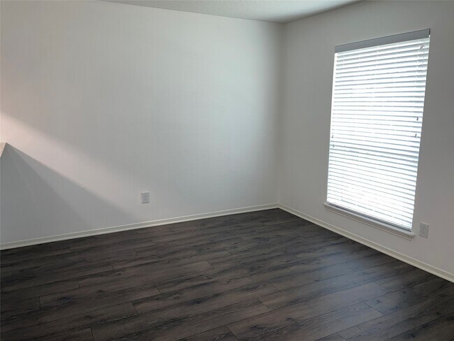 Foto del edificio - 1110 W Tri Oaks Ln