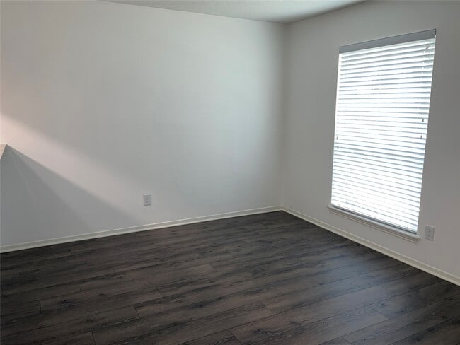 Building Photo - 1110 W Tri Oaks Ln