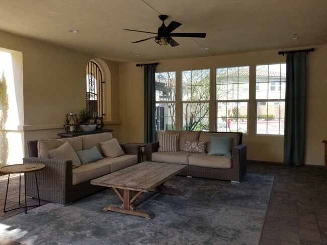 Foto del edificio - 235 W Ridgewood St