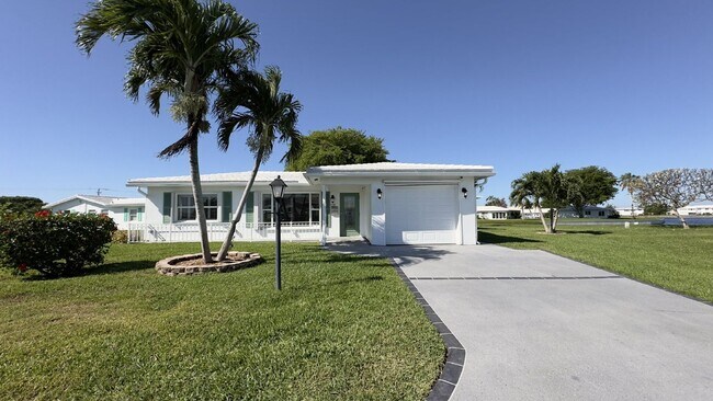 Foto del edificio - Lakefront 2BR Home in 55+ Leisureville Community