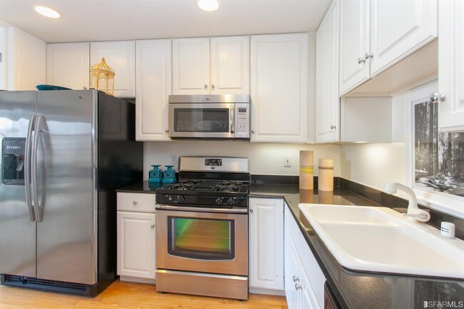 Building Photo - 3700 Divisadero St