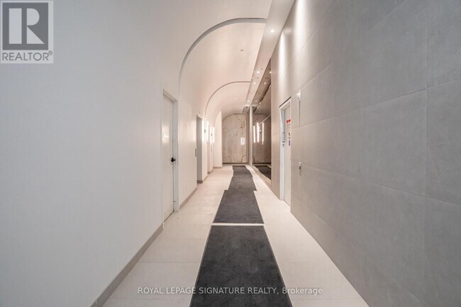 Photo du bâtiment - 2075 Lakeshore Rd.