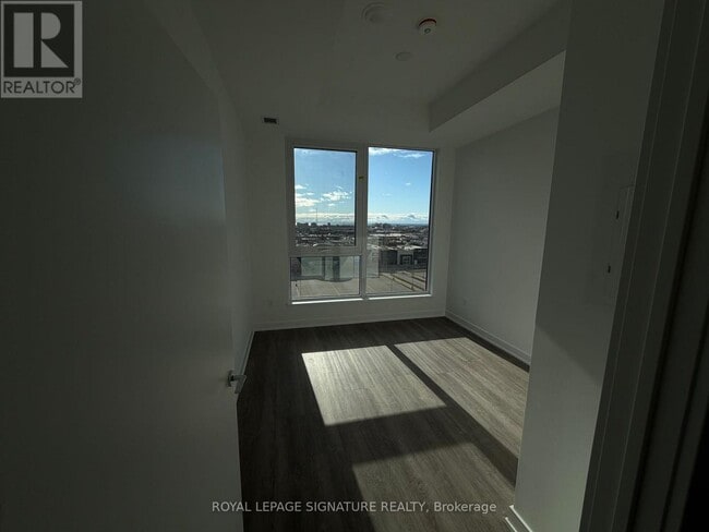 Building Photo - 1007 The Queensway