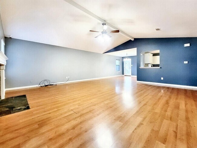 Foto del edificio - 6703 Luckenbach Ln