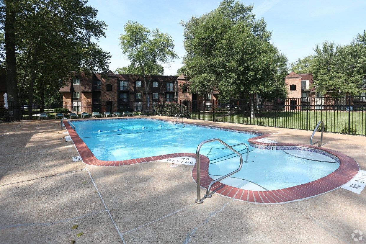 Hazelwood Forest Apartments in Hazelwood, MO
