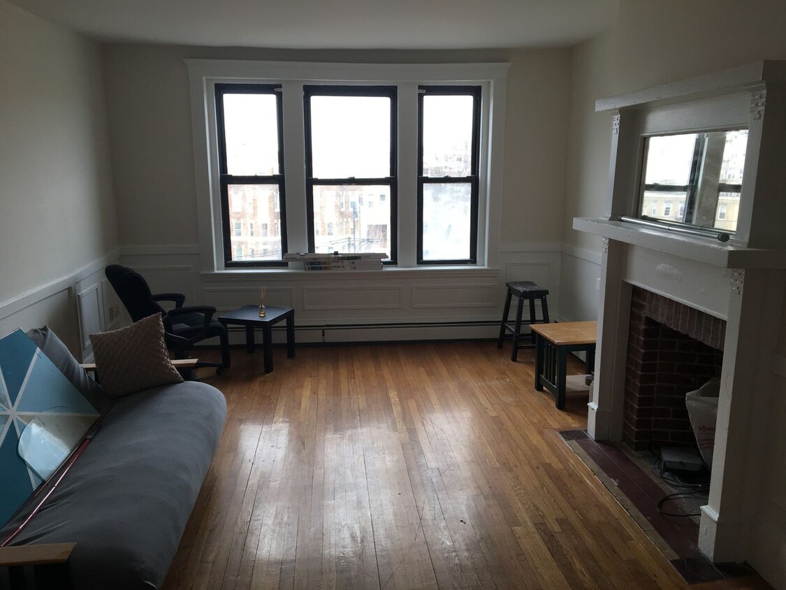 Primary Photo - Very Nice 4 bed on Comm Ave. in Brighton, ...