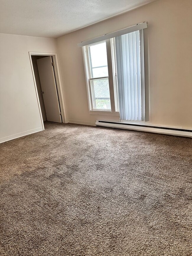 Building Photo - 607 N Elm St