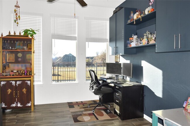 Building Photo - 10018 Farmland Dr