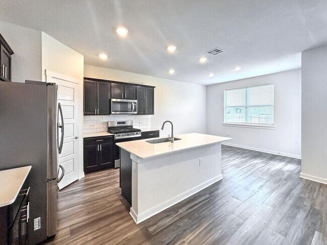 Building Photo - Beautiful 3-Bedroom Home with Spacious Yar...