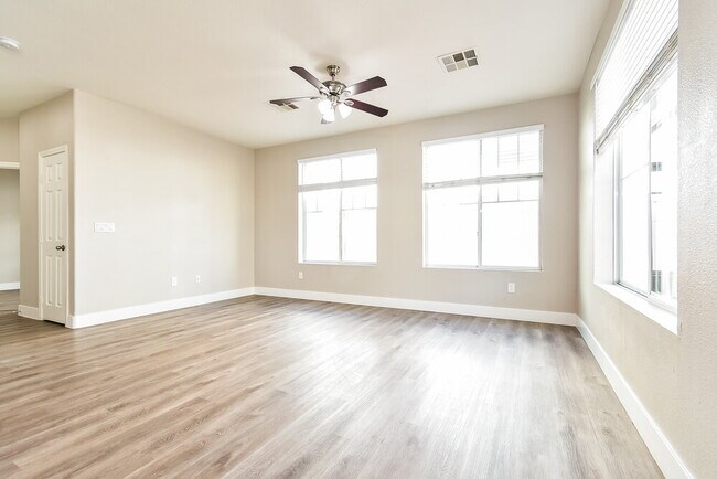 Foto del edificio - 6184 Winston Falls Ave