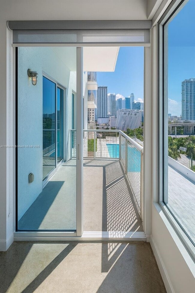 Foto del edificio - 10 SW South River Dr