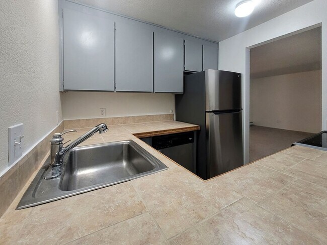 Building Photo - 2 Bedroom - Exactly what you're looking for!