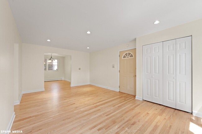 Building Photo - 1534 W Farwell Ave