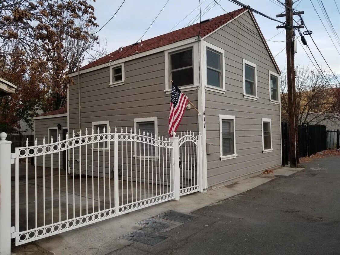 GREAT DOWNTOWN LOCATION!! GATED PARKING! - GREAT DOWNTOWN LOCATION!! GATED PARKING!