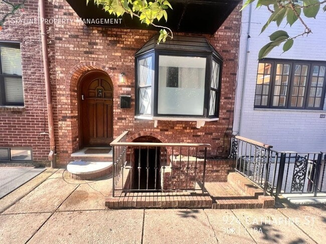 Building Photo - 924 Catharine St