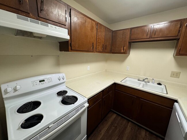 Building Photo - 1/1 Apartment within Walking Distance to t...