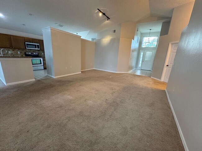 Building Photo - 3 BEDROOM WITH PRIVATE SWIMMING POOL
