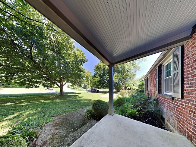 Building Photo - 3 Bedroom in Green Hills