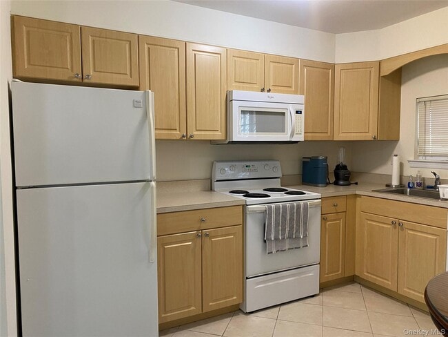 Building Photo - 594 W Montauk Hwy