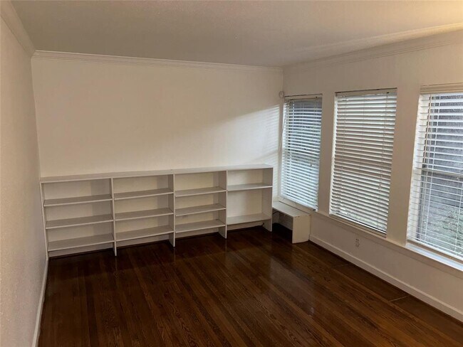 Foto del edificio - 4020 Blue Bonnet Blvd