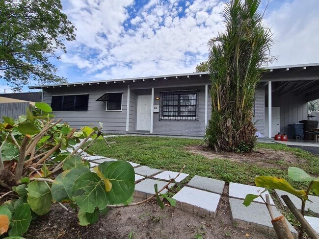 Building Photo - 940 Paseo Morella