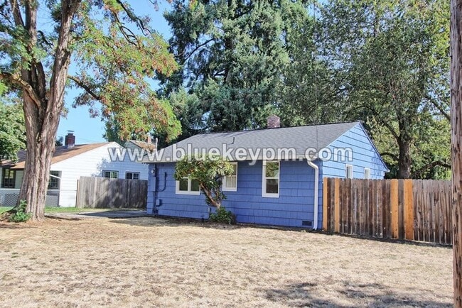 Building Photo - Updated 2 Bed, 1 Bath Bungalow in Harney H...