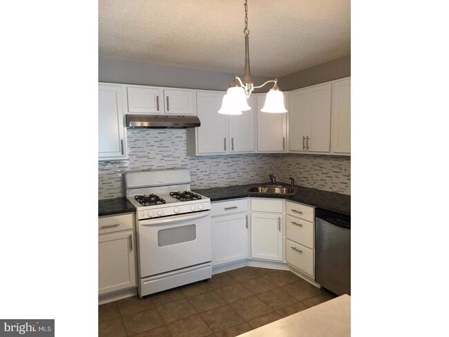 Building Photo - 14 Versailles Ct