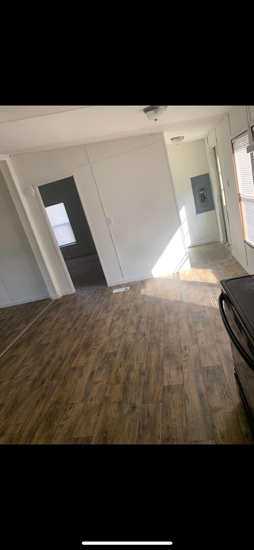 Building Photo - FOR RENT