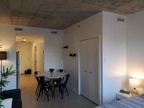 Building Photo - 67 Boul. de Maisonneuve E