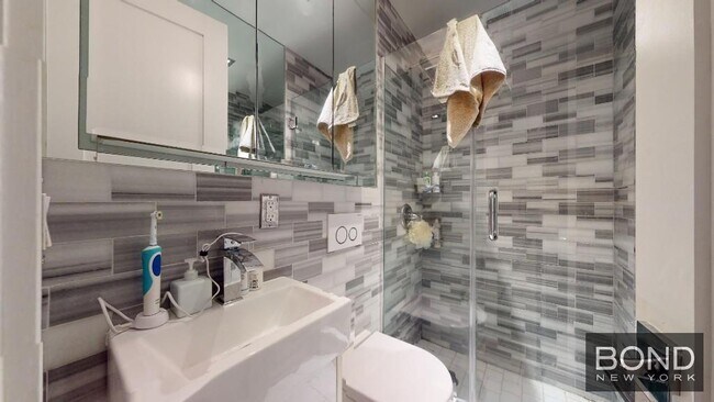 Foto del edificio - 334 E 6th St