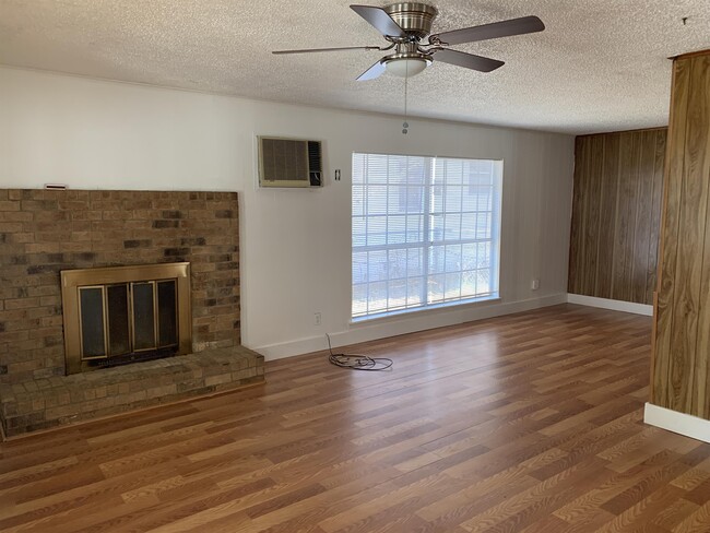 Building Photo - 208 3rd St NE