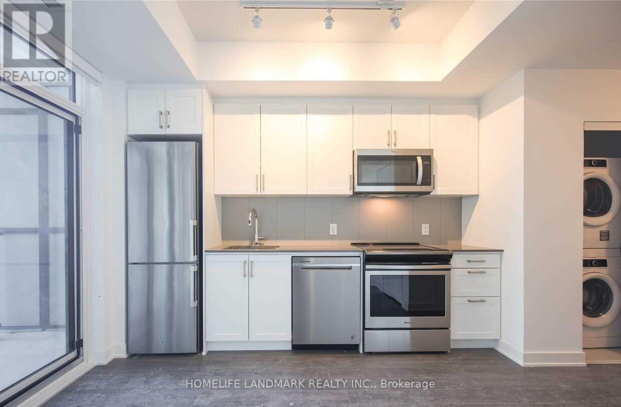 Primary Photo - 681 Yonge St