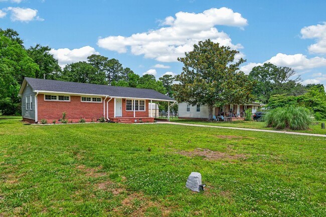 Foto del edificio - 2527 Country Club Rd