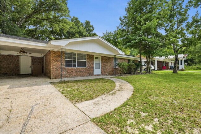 Building Photo - A small-town charm ready for move in!