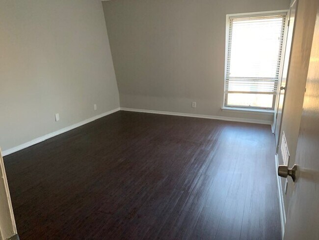 Building Photo - 1865 Poplar Woods Cir E