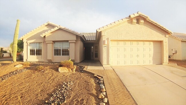 Building Photo - Beautiful 4 Bed/2 Bath in Rita Ranch - Com...