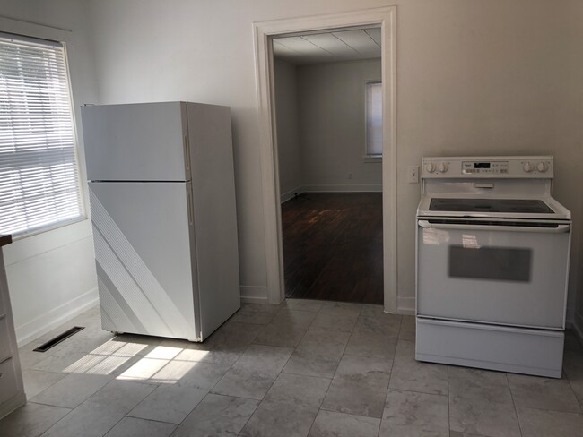 Building Photo - 630 NE Gray Ln