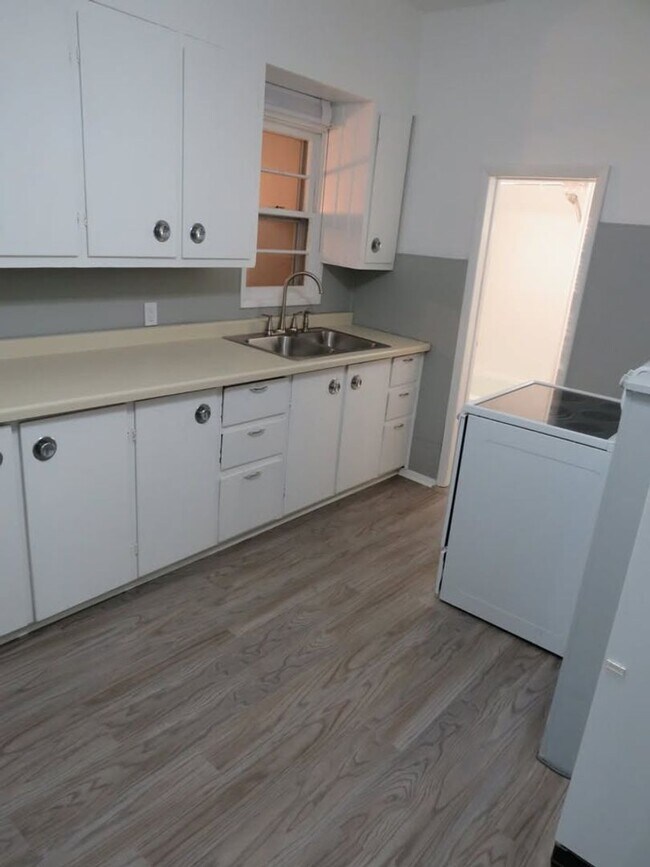 Foto del edificio - 617 W Central St