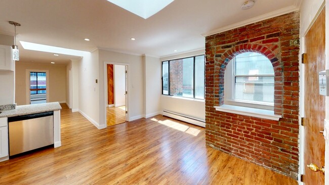 Building Photo - 210 Hanover St