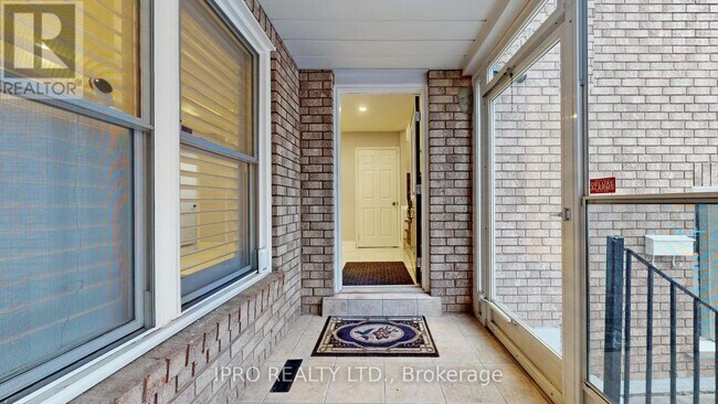Photo du bâtiment - 6521 Warbler Ln