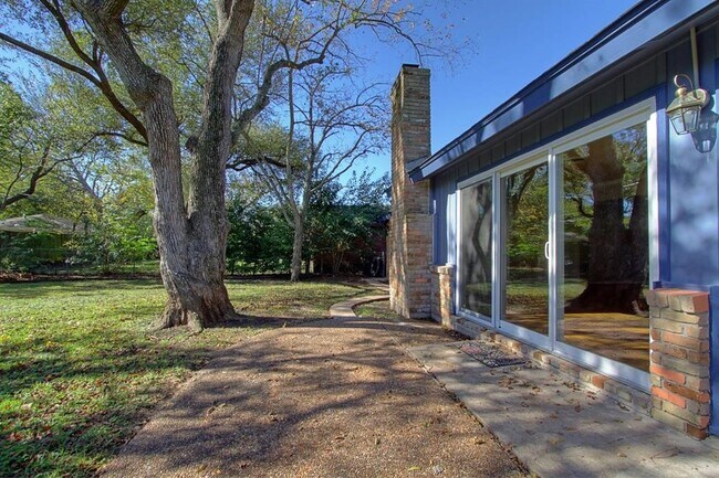 Foto del edificio - 5611 Arboles Dr
