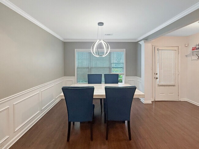 Foto del edificio - 2607 Woodford Ln NE