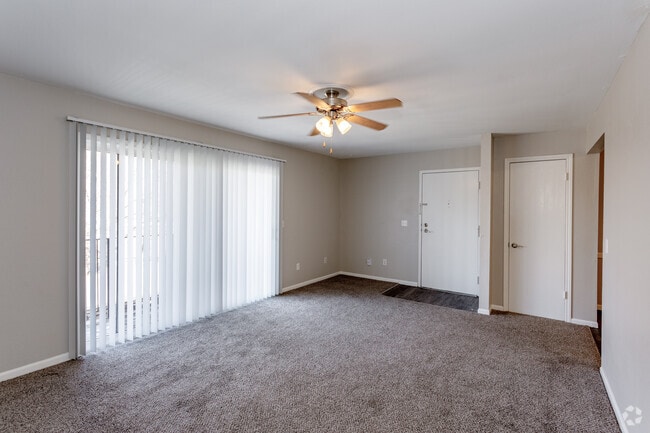 2BR, 1BA - 870 SF - High Pointe Apartments