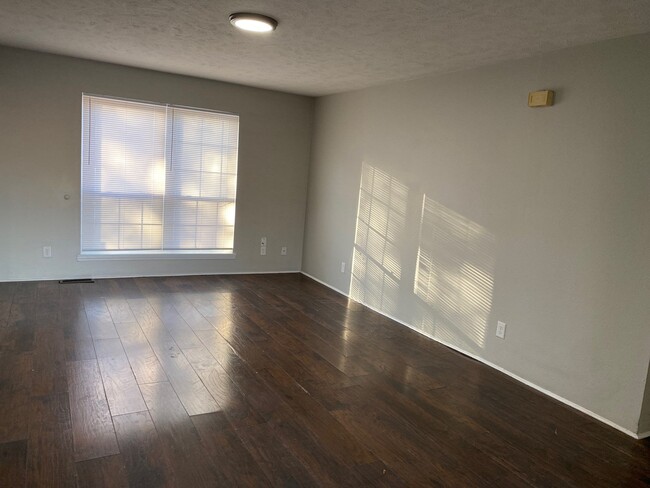 Foto del edificio - 251 Tinker Hill Cv