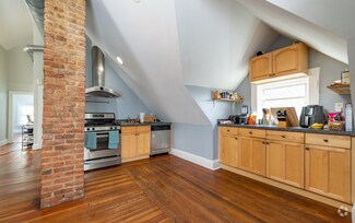 Building Photo - 98 Elm St