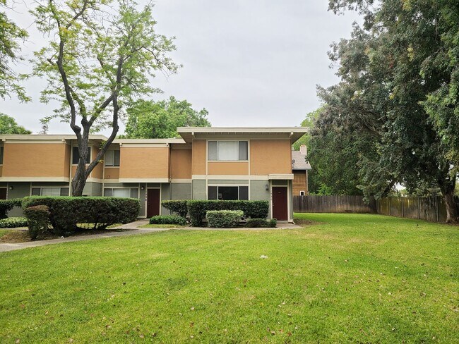 Foto del edificio - Step into a beautifully refreshed 3-bedroom, 1.5-bath condo that blends comfort, style, and unbea...