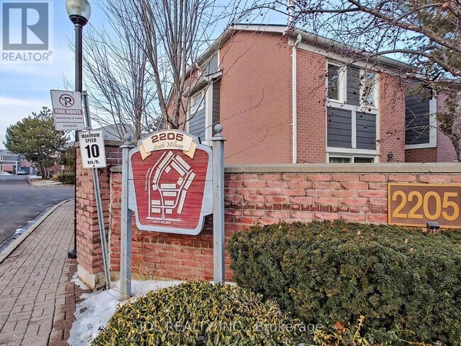 Photo du bâtiment - 2205 South Millway