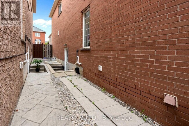 Building Photo - 62 Fairlane Crescent